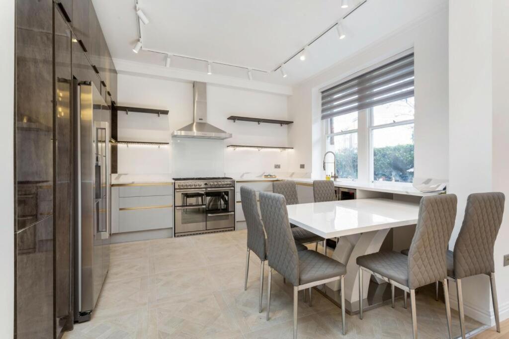 Modern Chelsea Flat, 3Bd 2Bath, With Parking Apartment ลอนดอน ภายนอก รูปภาพ