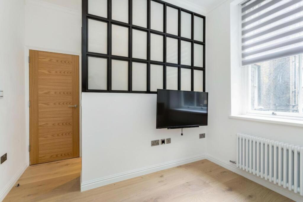 Modern Chelsea Flat, 3Bd 2Bath, With Parking Apartment ลอนดอน ภายนอก รูปภาพ