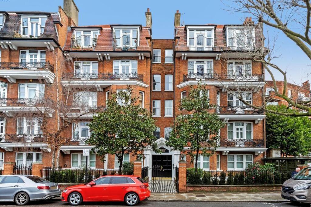 Modern Chelsea Flat, 3Bd 2Bath, With Parking Apartment ลอนดอน ภายนอก รูปภาพ